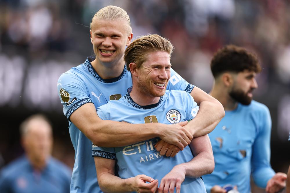 穆斯卡特获赠定制竹刻画像，印有本人形象和冠军奖杯