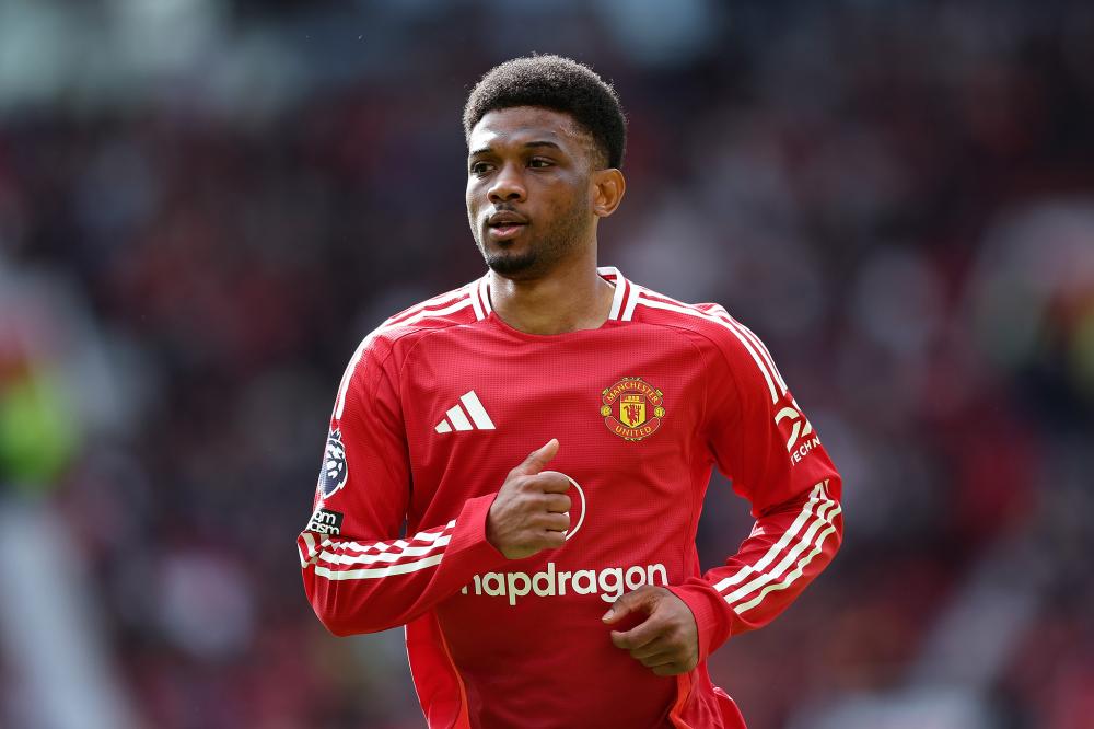 球员倒地救球拼劲十足