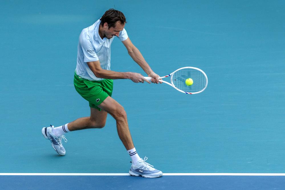 新疆95-96深圳遭3坏消息！外援配置糟糕，外线防守拉胯，欠缺领袖